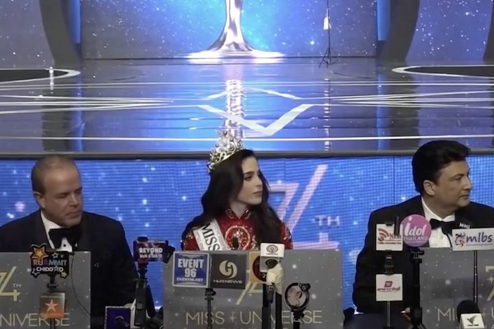 No início de dezembro, a mexicana Fátima Bosch, vencedora da edição 2025, abandonou uma entrevista ao vivo no programa 