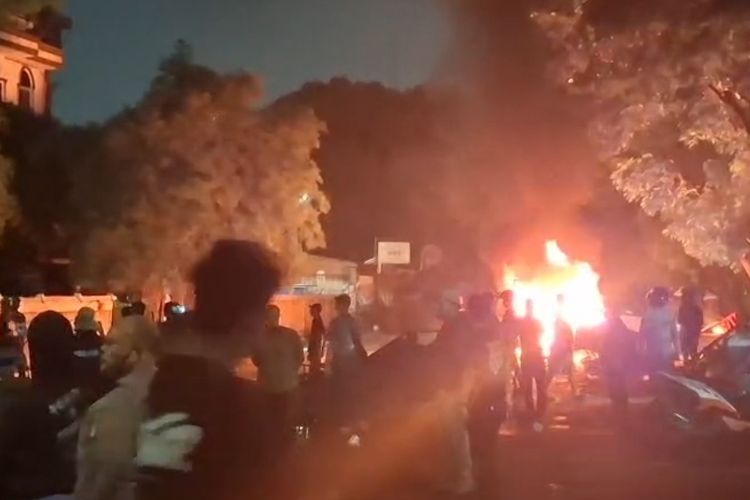 Dampak kerusuhan Kalibata: 4 mobil, 7 motor dan belasan warung terbakar