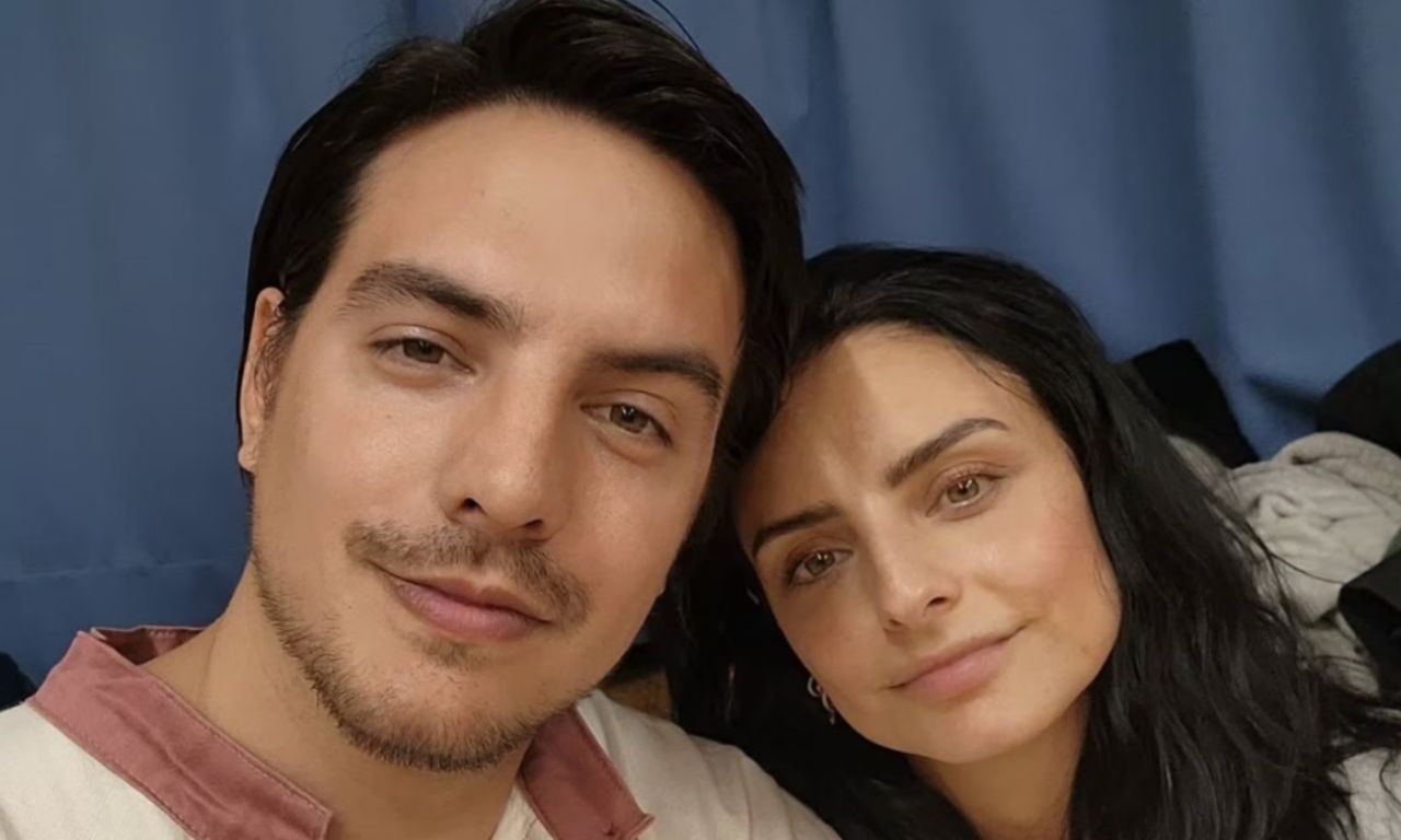 El actor apareció junto a su hermana.