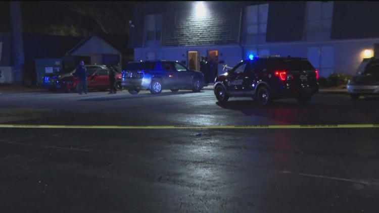 1 woman, 1 juvenile hurt in shooting at Atlanta apartment complex
