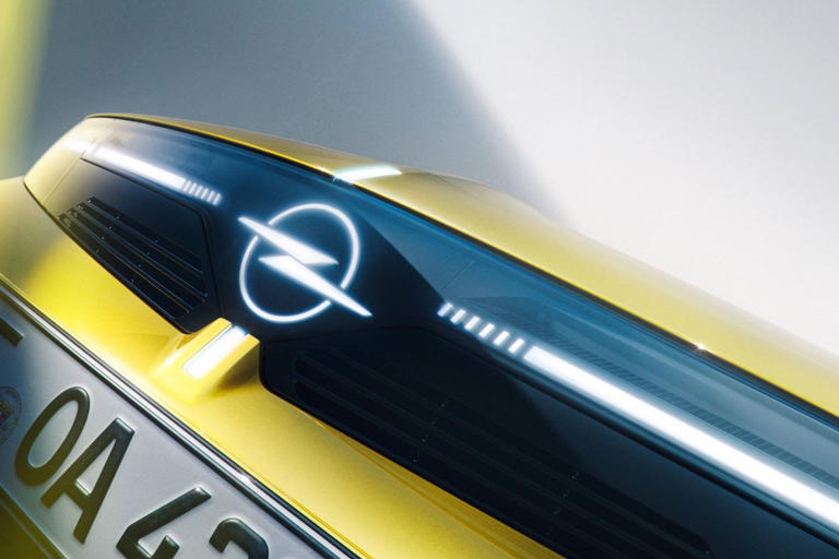La nuova Opel Astra 2026 cambia faccia (letteralmente): 50.000 LED e ...