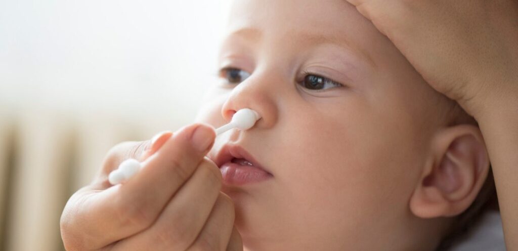 تنظيف انف الطفل بلطف.. الطريقة الصحيحة التي تجهلها كثير من النساء