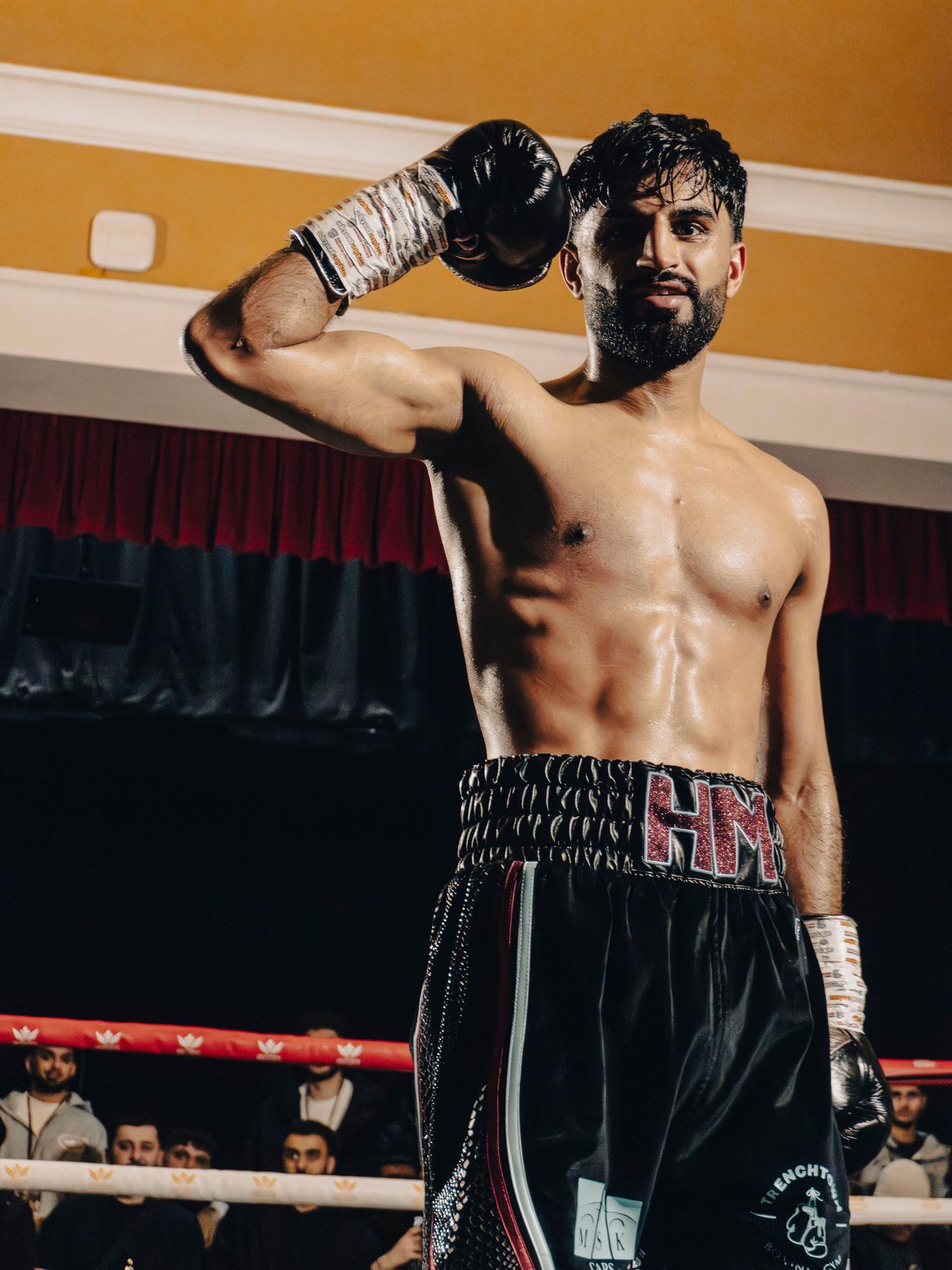 Milton Keynes boxer wins on professional debut