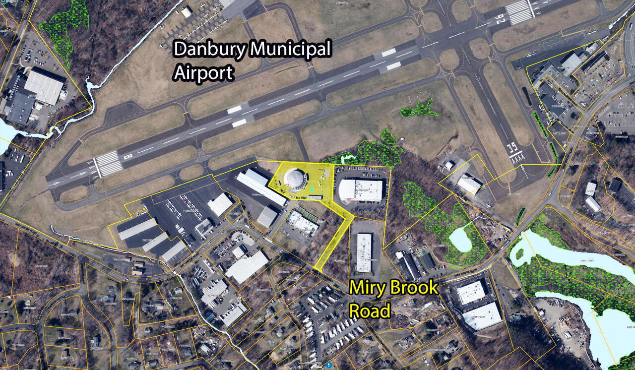 Local aviation investor pays $4.475M for race car maker’s hangar plant at Danbury airport<br>