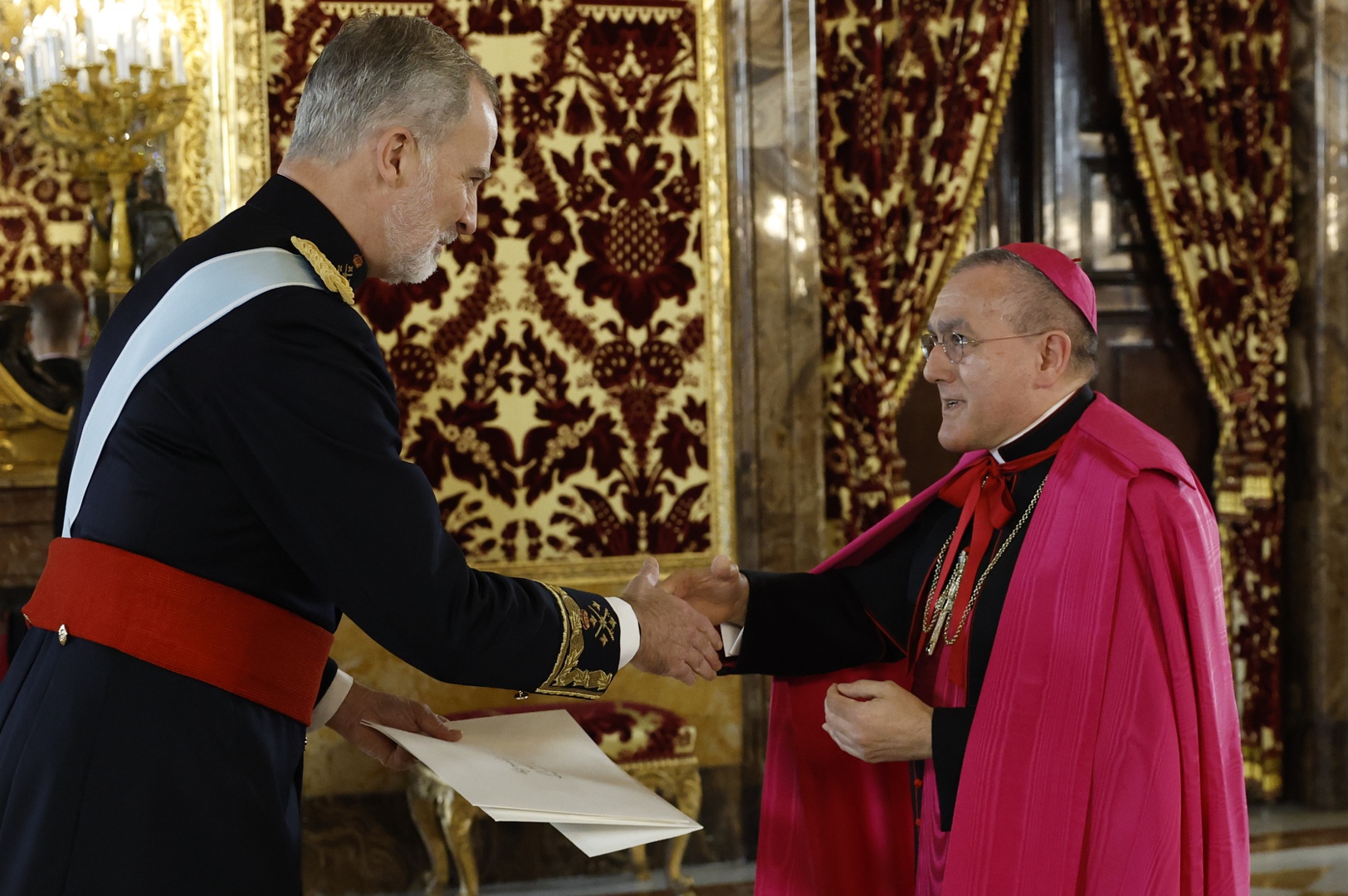 El rey recibe las cartas credenciales del nuevo nuncio apostólico en España