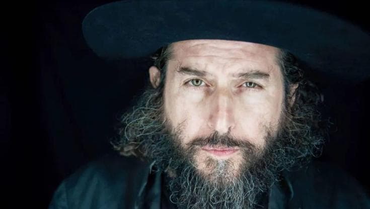 Vinicio Capossela canta “Santi e innocenti” nel Duomo di Molfetta ...