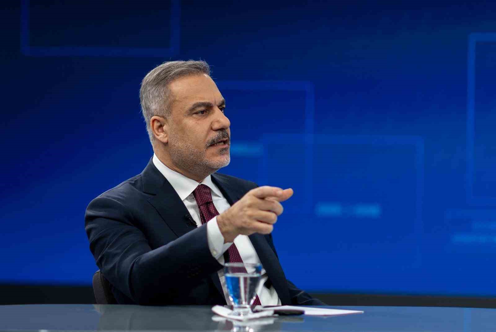 DIŞİŞLERİ BAKANI HAKAN FİDAN, "BİZ DE SÜRECİN DİYALOG, MÜZAKERE VE BARIŞÇIL YOLLARLA İLERLEMESİNİ UMUYORUZ. YENİDEN ASKERİ YOLLARA BAŞVURMA İHTİYACININ ORTAYA ÇIKTIĞINI GÖRMEK İSTEMİYORUZ. ANCAK SDG, İLGİLİ AKTÖRLERİN SABRININ TÜKENMEKTE OLDUĞUNU ANLAMALI" DEDİ.