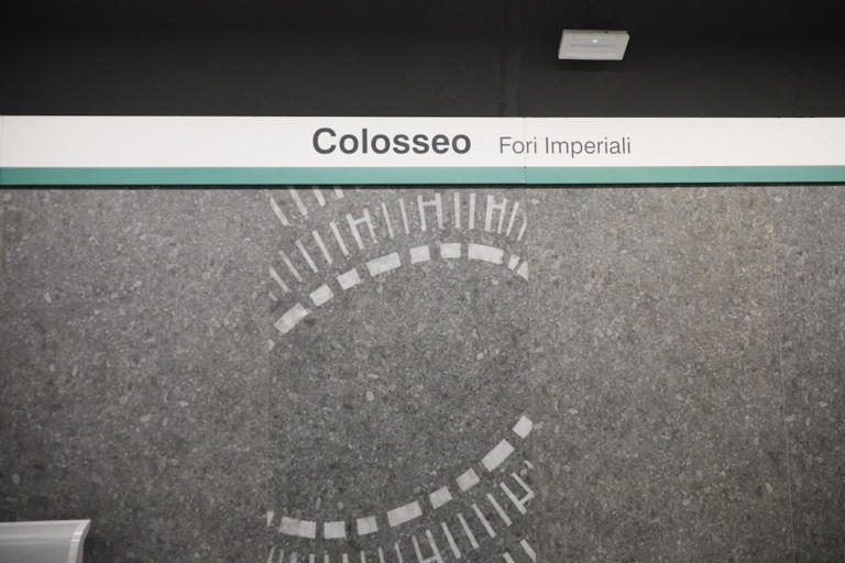 Il vernissage surreale della metro romana tra guasti, politici influencer e fotografi nel recinto
