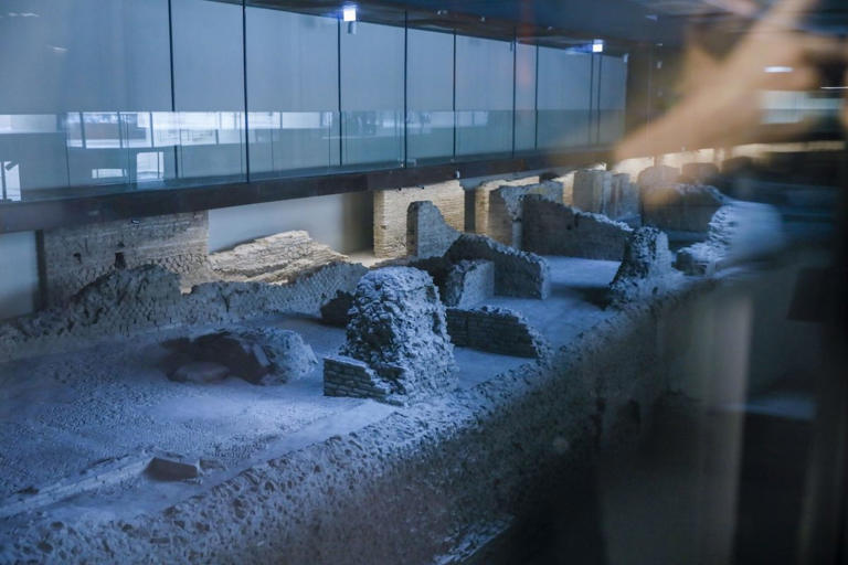 Il vernissage surreale della metro romana tra guasti, politici influencer e fotografi nel recinto