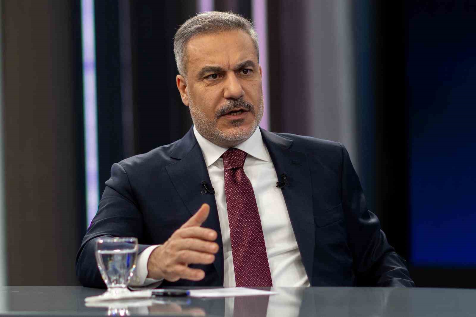 DIŞİŞLERİ BAKANI HAKAN FİDAN, "BİZ DE SÜRECİN DİYALOG, MÜZAKERE VE BARIŞÇIL YOLLARLA İLERLEMESİNİ UMUYORUZ. YENİDEN ASKERİ YOLLARA BAŞVURMA İHTİYACININ ORTAYA ÇIKTIĞINI GÖRMEK İSTEMİYORUZ. ANCAK SDG, İLGİLİ AKTÖRLERİN SABRININ TÜKENMEKTE OLDUĞUNU ANLAMALI" DEDİ.