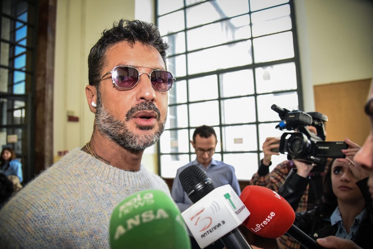 Fabrizio Corona in tribunale a Milano (foto Ansa).