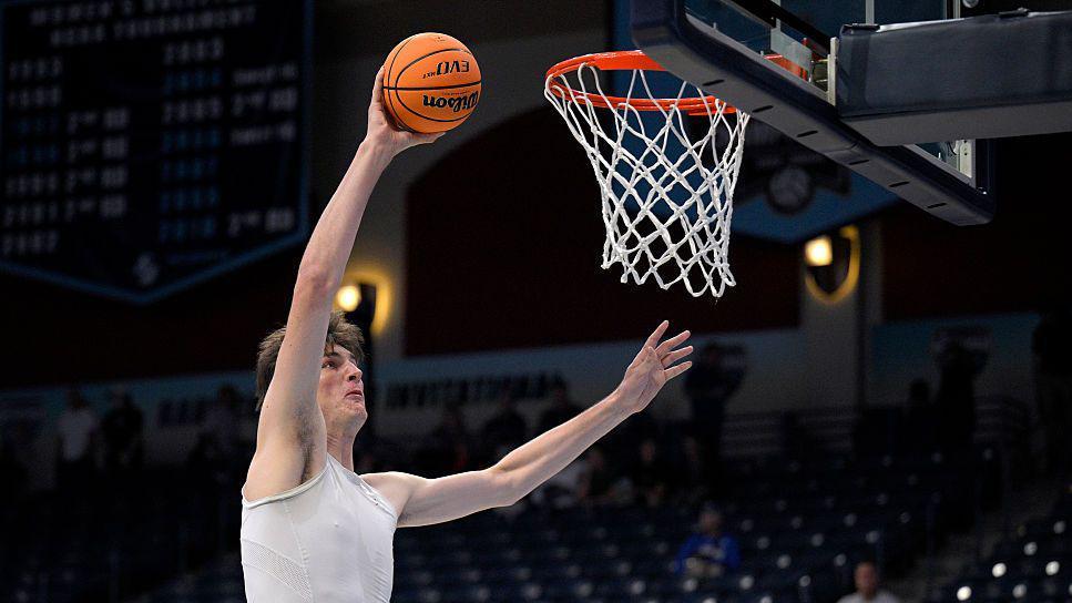 World's tallest teen sets new basketball record