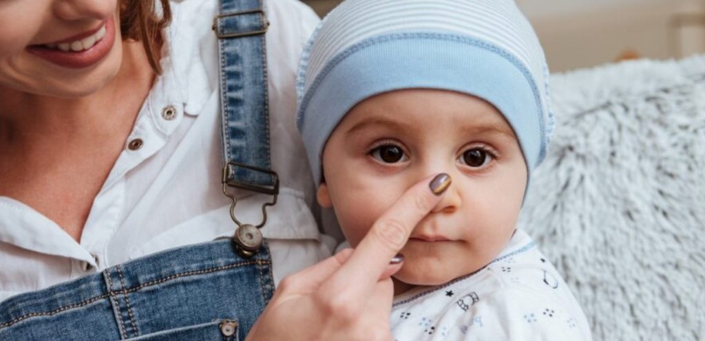 تنظيف انف الطفل بلطف.. الطريقة الصحيحة التي تجهلها كثير من النساء