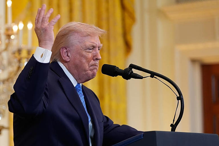 Donald Trump discursa durante uma receção de Hanukkah na Sala Leste da Casa Branca, terça-feira, 16 de dezembro de 2025, em Washington Alex Brandon/ AP
