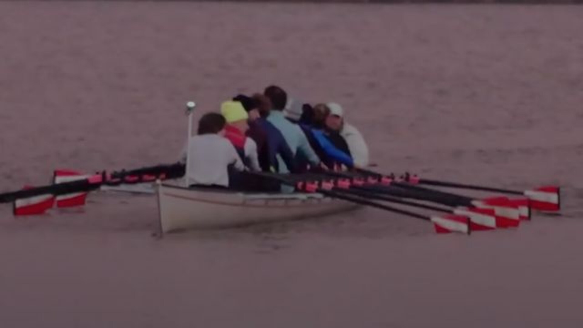 Zusammenstoß auf der Alster: Neun Menschen kentern bei Ruderunfall in ...