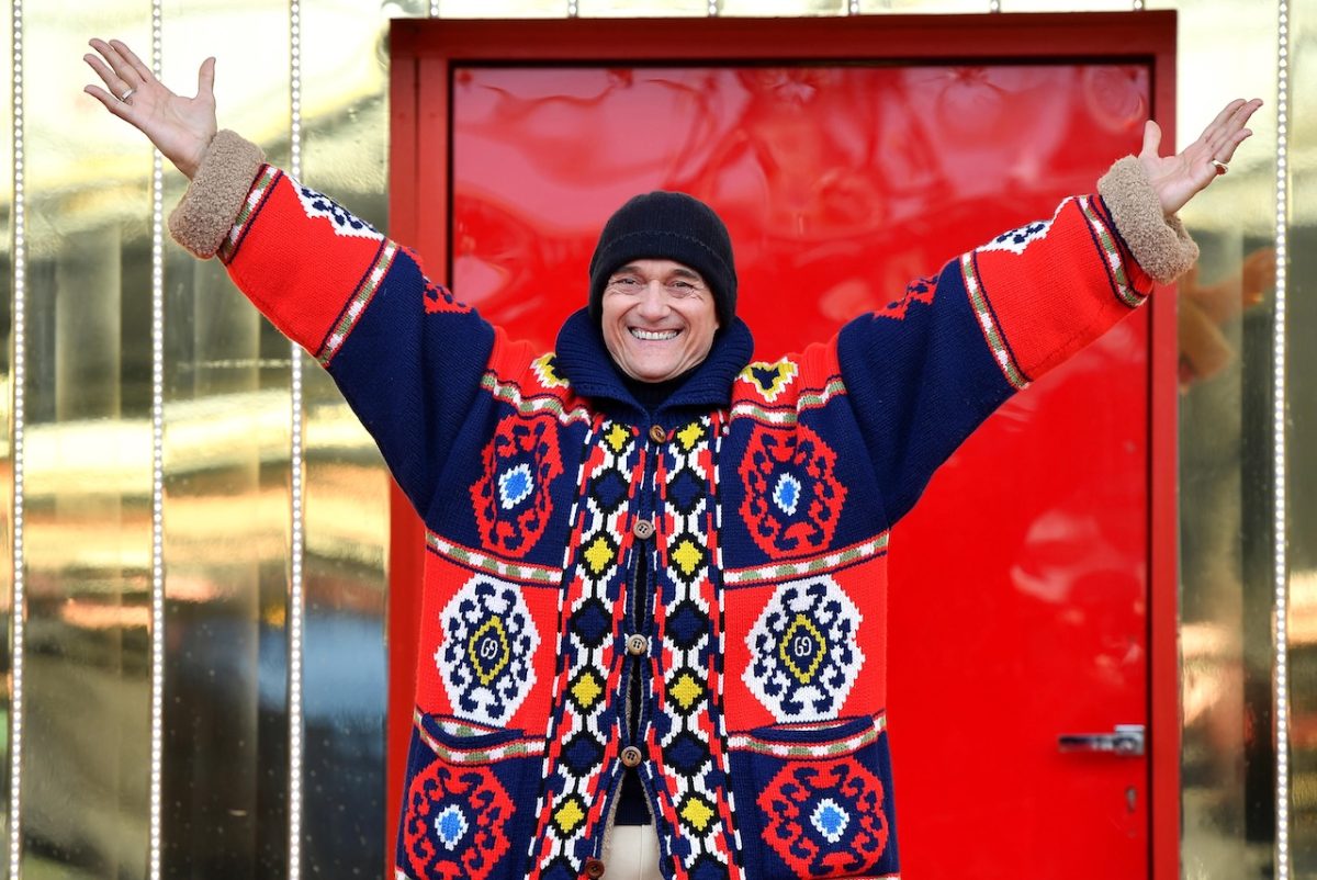 Alfonso Signorini fuori dalla casa del Grande Fratello Vip (foto Ansa).