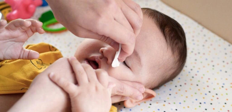 تنظيف انف الطفل بلطف.. الطريقة الصحيحة التي تجهلها كثير من النساء
