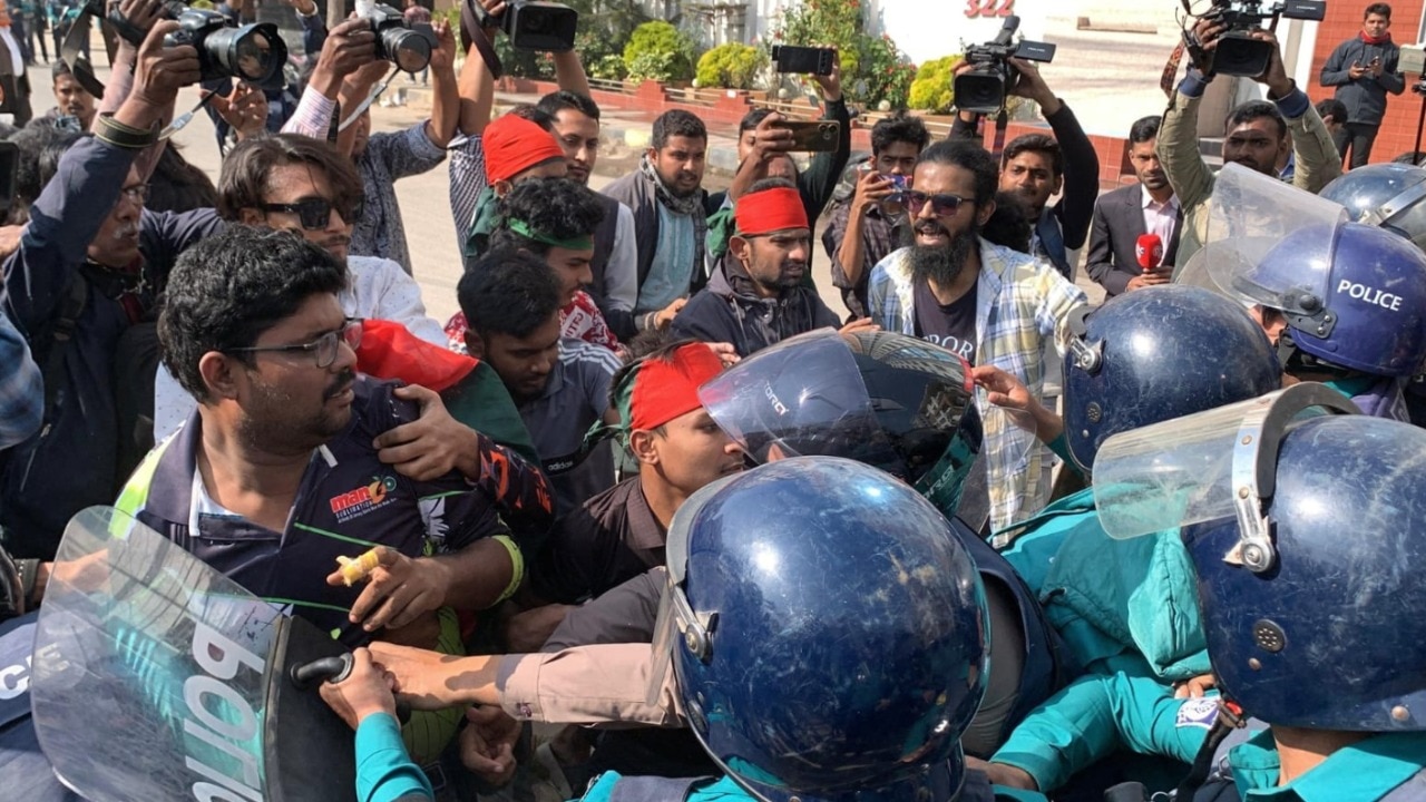 Bangladeshis threaten bloodshed, clash with security as India shuts ...