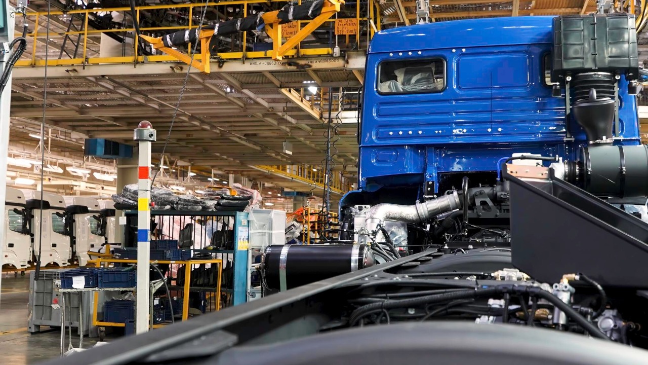 Truck maker collapses after missed payrolls; hundreds lose jobs<br><br>
