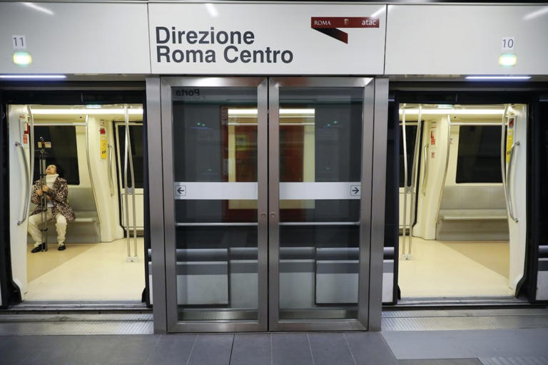 Il vernissage surreale della metro romana tra guasti, politici influencer e fotografi nel recinto
