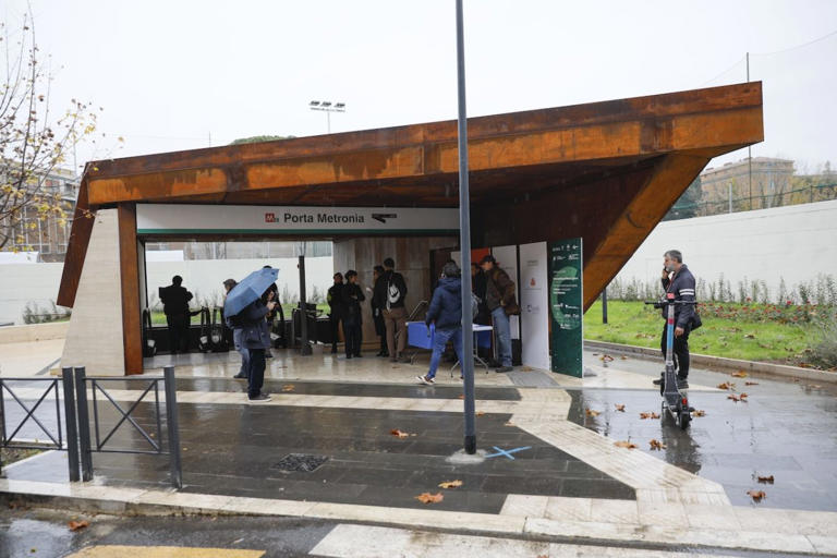 Il vernissage surreale della metro romana tra guasti, politici influencer e fotografi nel recinto
