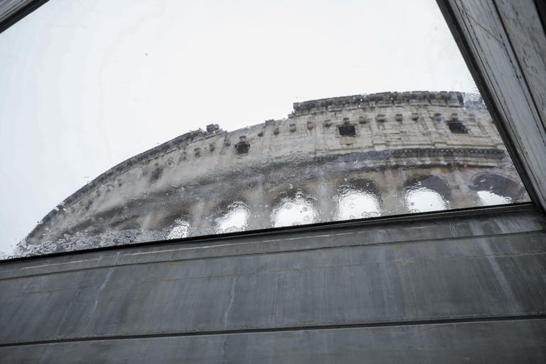 Il vernissage surreale della metro romana tra guasti, politici influencer e fotografi nel recinto