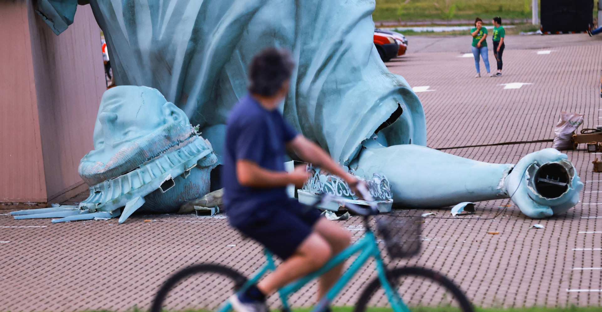 強風でブラジルの「自由の女神像」が倒れる