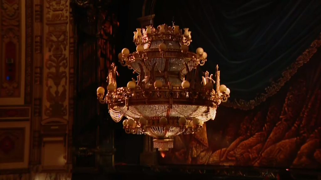 Phantom of the Opera at Chicago's Cadillac Palace Theatre goes all out ...