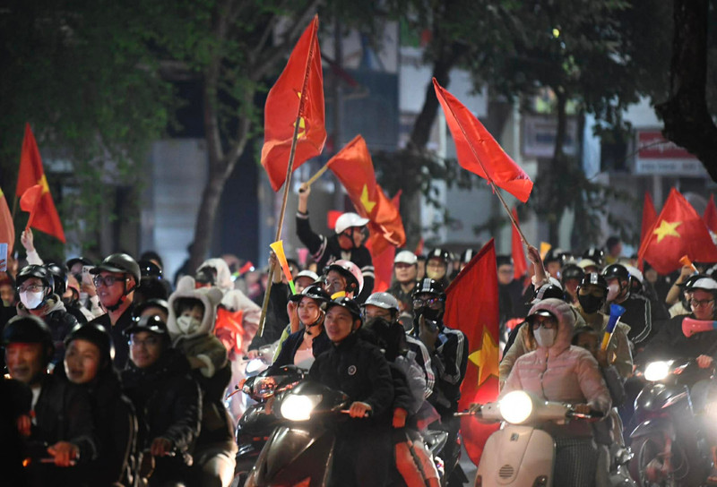 Dòng người đổ ra đường mừng Việt Nam thắng Thái Lan