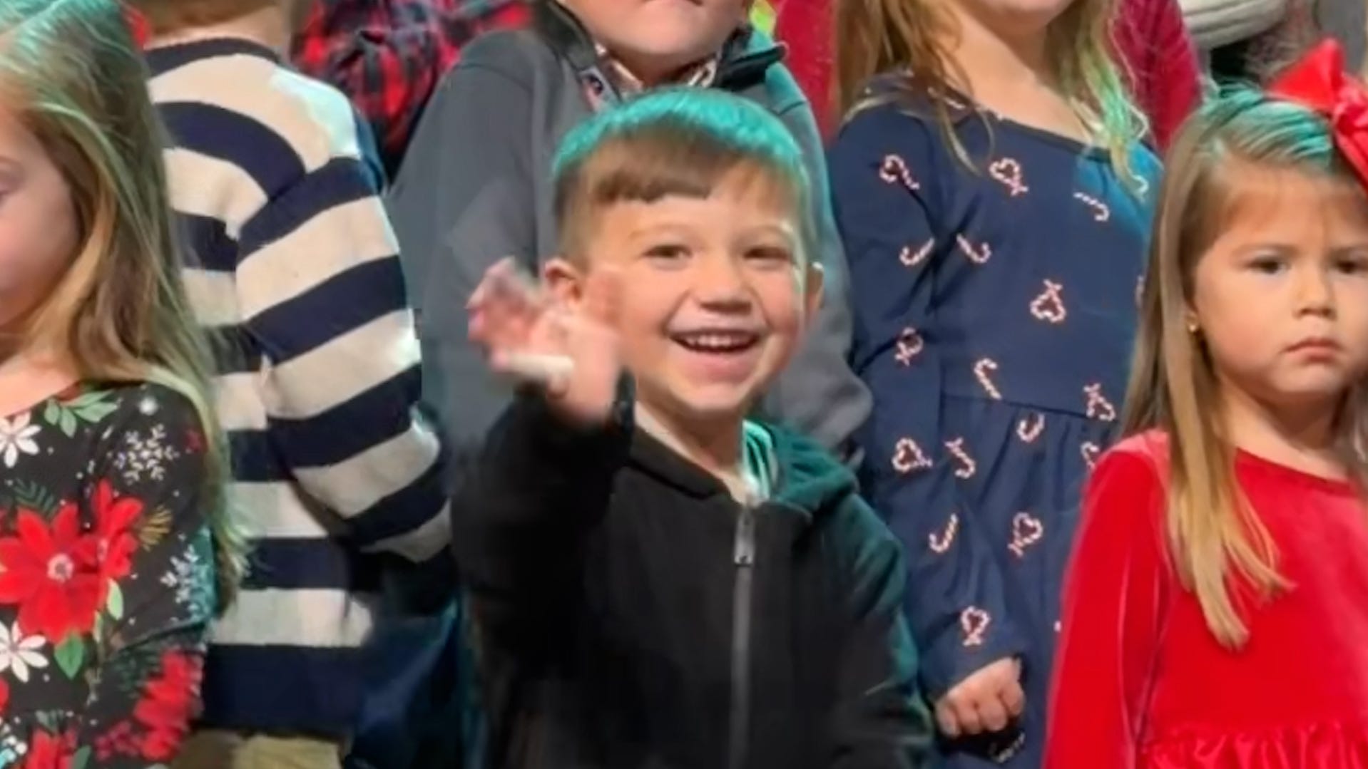 Boy’s face lights up after spotting mom in the audience during Christmas performance<br><br>
