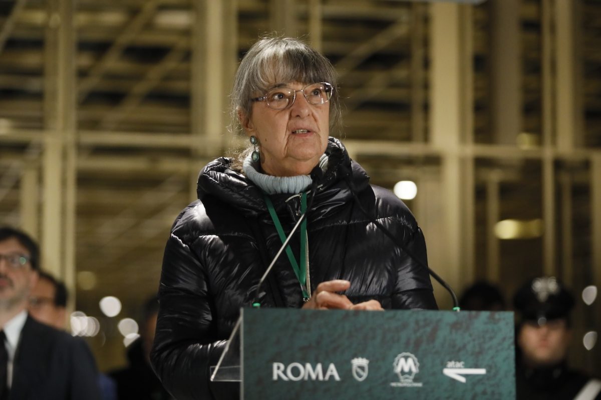 Il vernissage surreale della metro romana tra guasti, politici influencer e fotografi nel recinto