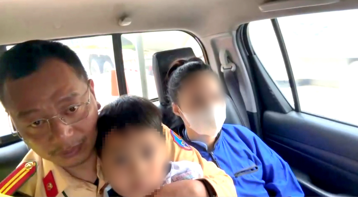 Cảnh sát giao thông Đà Nẵng dùng xe đặc chủng chở học sinh bị rắn cắn đi cấp cứu kịp thời