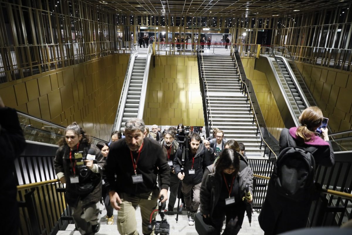 Il vernissage surreale della metro romana tra guasti, politici influencer e fotografi nel recinto