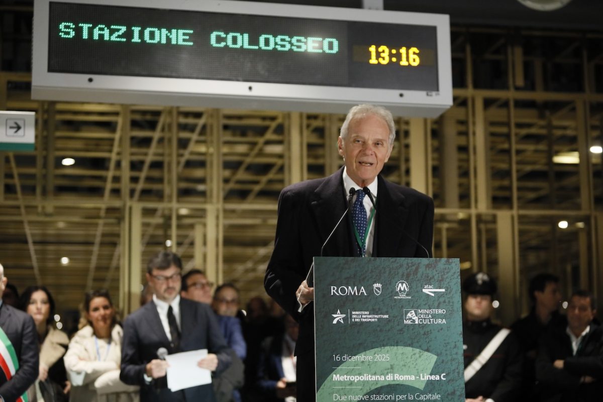 Il vernissage surreale della metro romana tra guasti, politici influencer e fotografi nel recinto