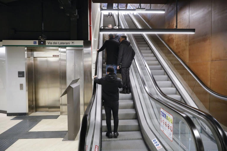 Il vernissage surreale della metro romana tra guasti, politici influencer e fotografi nel recinto