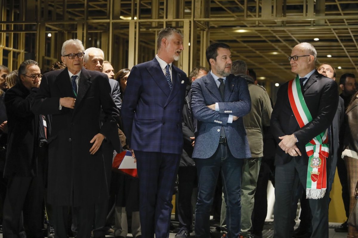 Il vernissage surreale della metro romana tra guasti, politici influencer e fotografi nel recinto