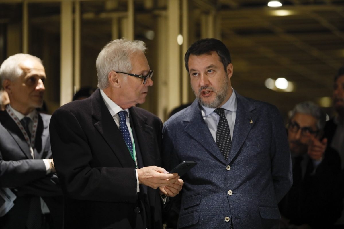 Il vernissage surreale della metro romana tra guasti, politici influencer e fotografi nel recinto