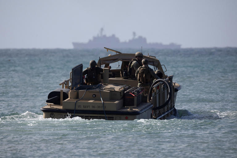 Un vehículo anfibio ligero de la Marina de los EE. UU. se mueve a través del agua hacia la playa durante movimientos militares en Arroyo, Puerto Rico, el 5 de diciembre.