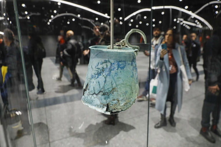 Il vernissage surreale della metro romana tra guasti, politici influencer e fotografi nel recinto