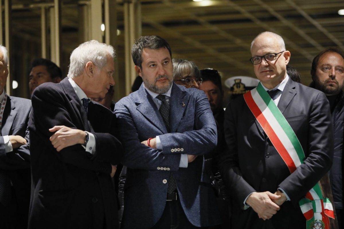 Il vernissage surreale della metro romana tra guasti, politici influencer e fotografi nel recinto