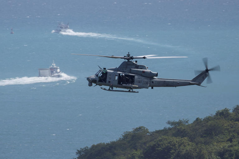 Un helicóptero del Cuerpo de Marines de Estados Unidos se acerca para aterrizar en la base naval de Roosevelt Roads en Ceiba, Puerto Rico, el viernes.