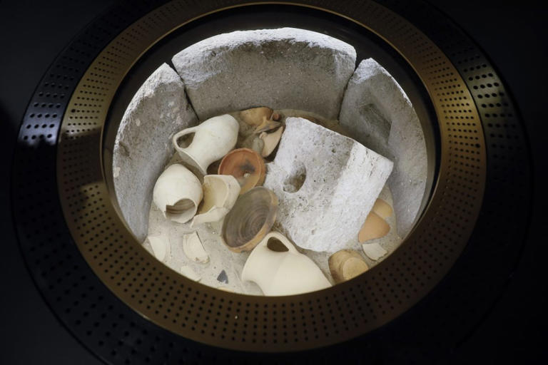 Il vernissage surreale della metro romana tra guasti, politici influencer e fotografi nel recinto