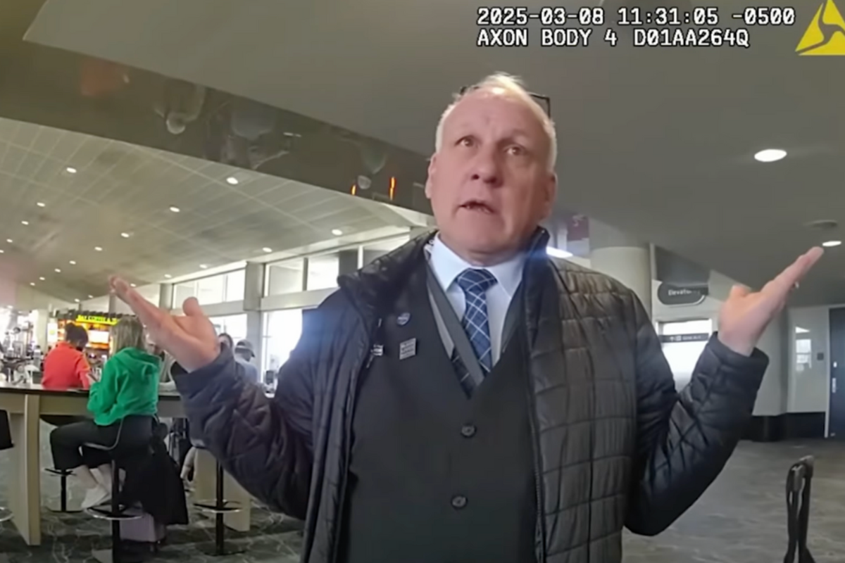 United flight attendant arrested for tapping someone on the shoulder(00)