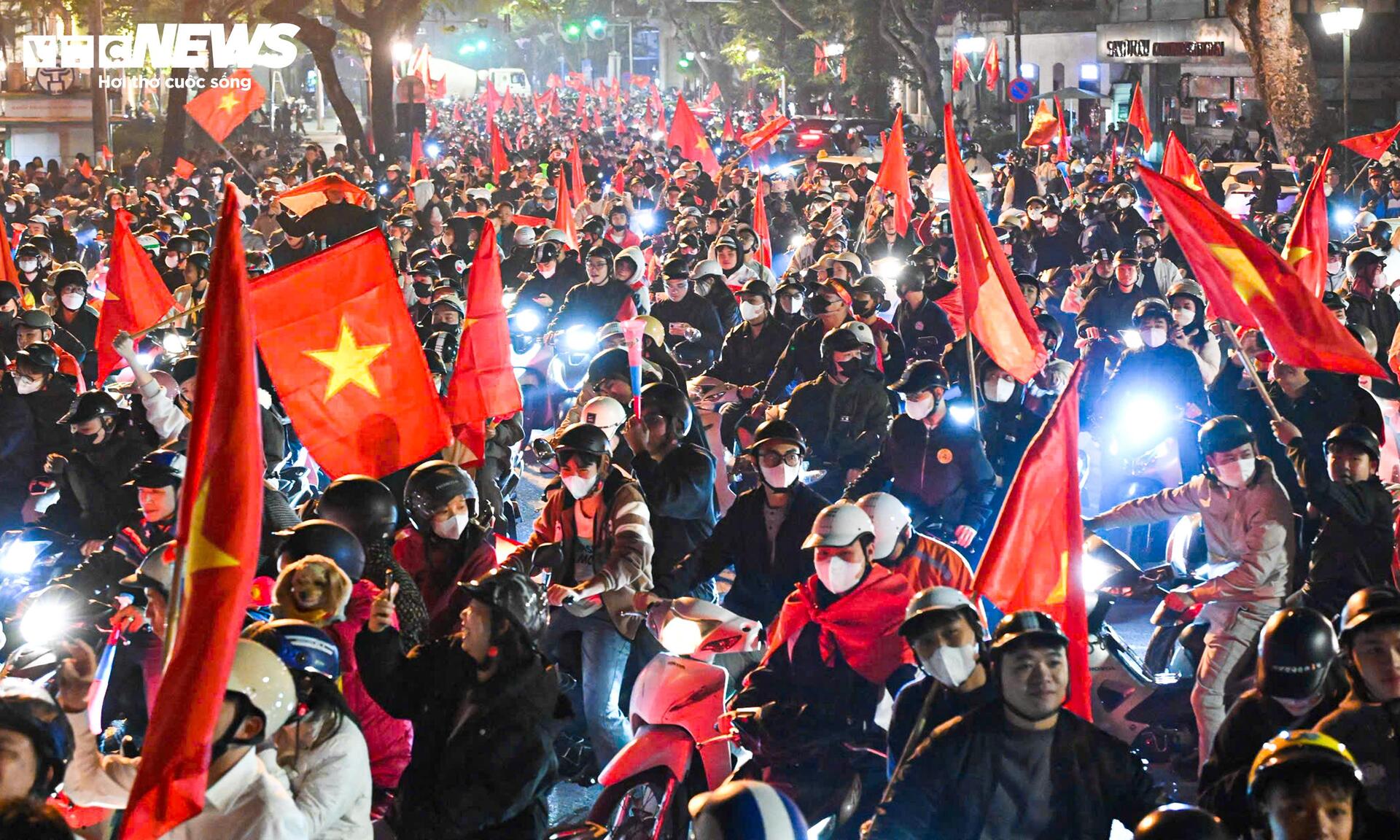 Cờ đỏ sao vàng phủ kín phố phường mừng U22 Việt Nam vô địch