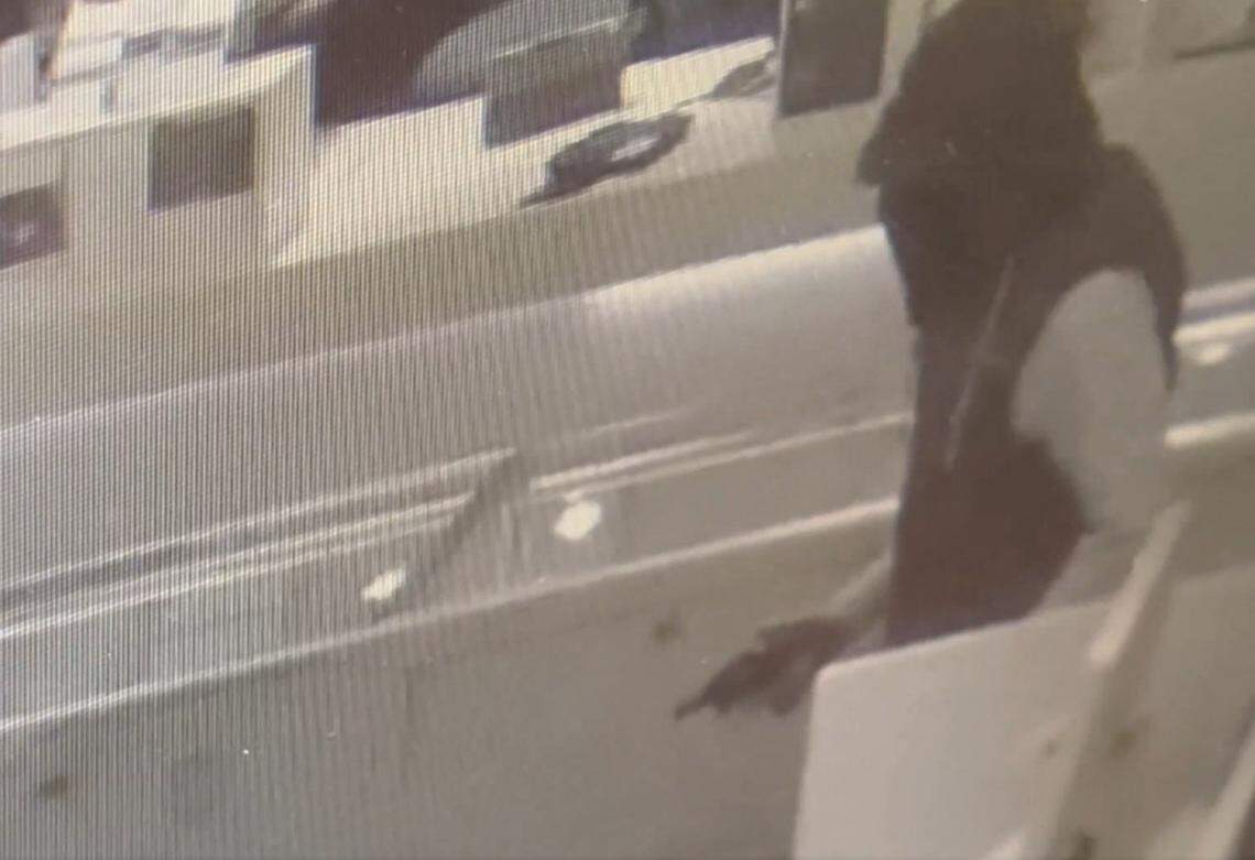 Search for man accused of robbing jewelry store at gunpoint, Columbia ...