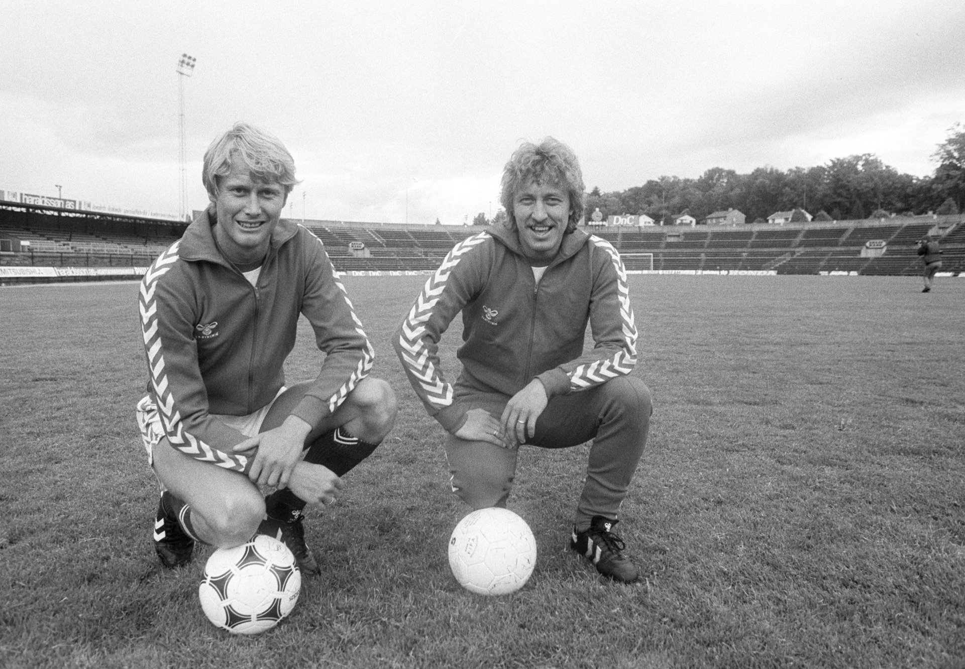 Oslo 19820614. Fotball, Landskamp Norge-Danmark. To utenlandsproffer er hentet hjem til landskampen i fotball mot Danmark på Ullevaal. Her (f.v.) Åge Hareide fra Manchester City og Roger Albertsen fra Winterslag i Belgia. Foto: Inge Gjellesvik NTB / NTB .     