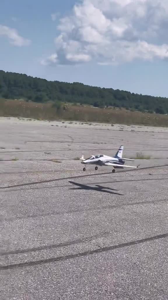 Mastering a crosswind landing: Watch my touch-and-go challenge