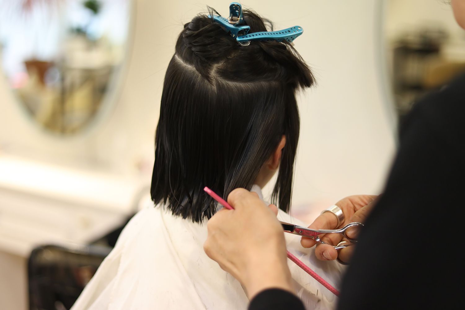 Dad doesn't want to 'force' haircut on daughter. When his wife feels(00)