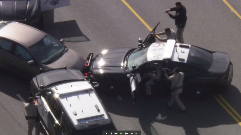High-speed California Highway Patrol pursuit in San Fernando Valley ends in crash<br>