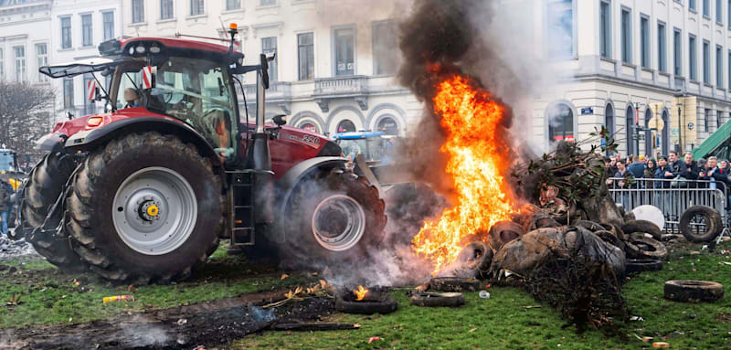18.12.2025, Belgien, Brüssel: Demonstranten verbrennen Reifen während einer Demonstration europäischer Landwirte vor dem EU-Gipfeltreffen in Brüssel. Foto: Marius Burgelman/AP/dpa +++ dpa-Bildfunk +++